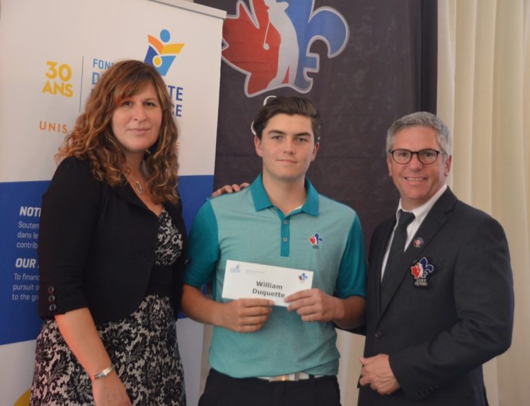 Deux golfeurs parmi les principaux boursiers William Duquette est entouré de Jean-Pierre Beaulieu, directeur général de Golf Québec, et Patricia Demers, directrice générale de la FAEQ.