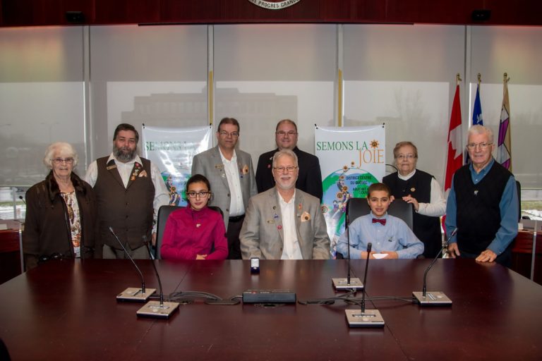 Le maire et la mairesse posent en compagnie de Sœur Henriette Lépine; du Club optimiste Duvernay-St-Vincent-de-Paul; Patrick Labrie, lieutenant-gouverneur pour la région de Laval; Alain Morin; Daniel Leduc, président du Club optimiste de Saint-François; Lise Pelletier et son conjoint Robert, du Club optimiste Duvernay-St-Vincent-de-Paul; et Pierre-Paul Gemme, gouverneur du District Centre du Québec (à l'avant-plan).