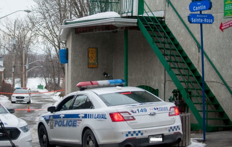 Quatre personnes ont tabassé violemment un piéton de 26 ans à la sortie des bars.