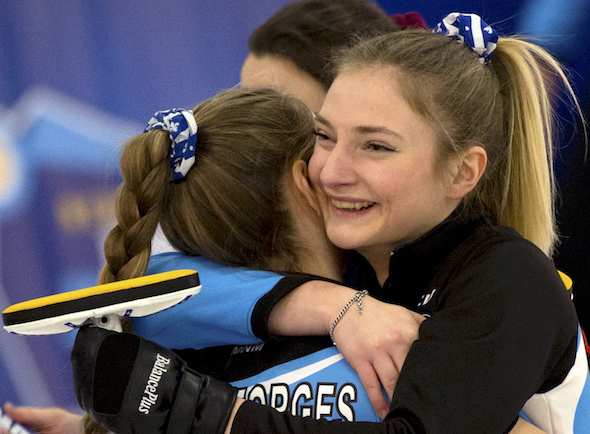 Équipe Québec St-Georges décroche l’argent au Championnat canadien Laurie St-Georges serre dans ses bras sa jeune sœur Cynthia après leur victoire en demi-finale par le pointage de 9 à 3 sur le Nouveau-Brunswick.