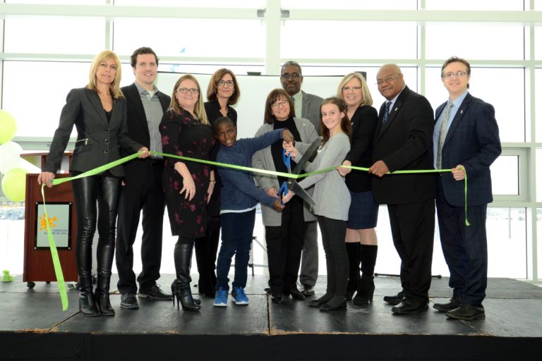 Entourées de nombreux invités, Francine Charbonneau, ministre responsable de la région de Laval, et Louise Lortie, présidente de la CSDL, ont procédé à l'inauguration de l'école de Val-des-Ruisseaux.