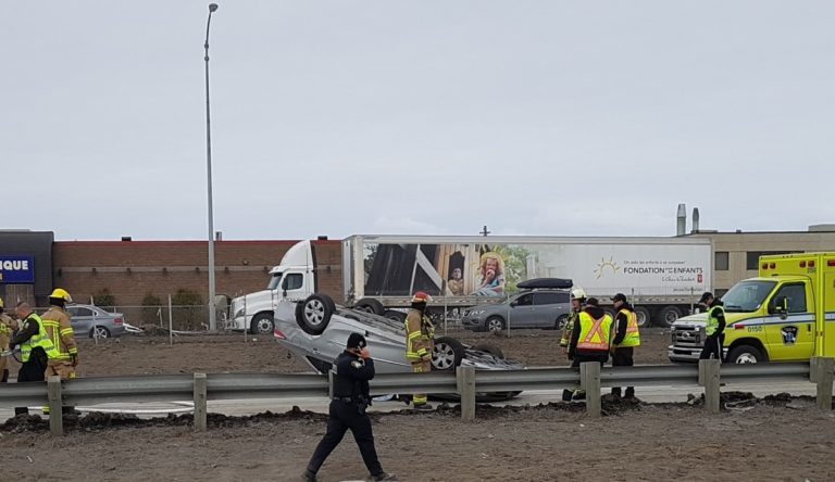 La voiture de taxi s'est immobilisée sur le toit après avoir capoté avec quatre personnes à l'intérieur.