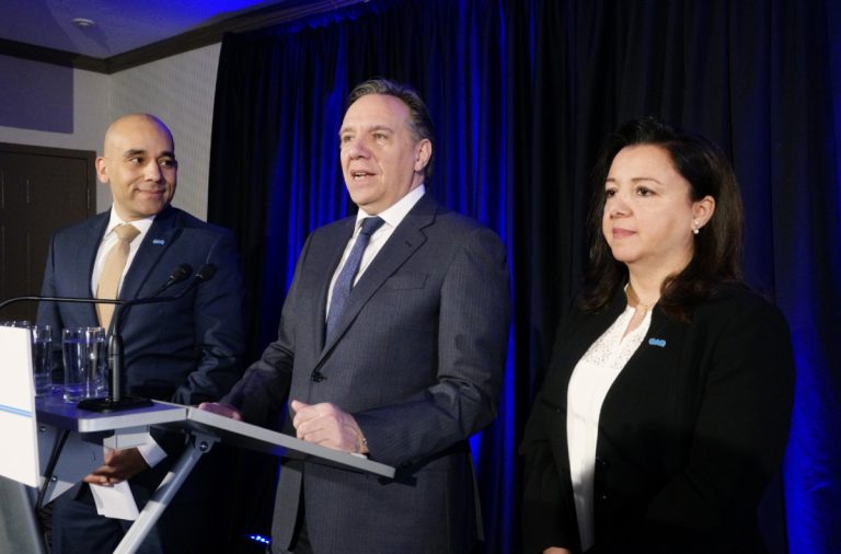 La CAQ annonce ses candidats dans Sainte-Rose et Chomedey Christopher Skeete, candidat dans Sainte-Rose, ainsi qu'Alice Khalil, candidate dans Chomedey, entourent le chef de la Coalition Avenir Québec (CAQ) François Legault.