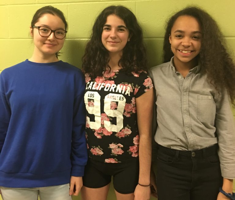 Le Carrefour jeunesse-emploi soutient trois élèves de l’ÉÉIL Les trois étudiantes feront plaisir à des jeunes en organisant une fête pour enfants le 24 mars.