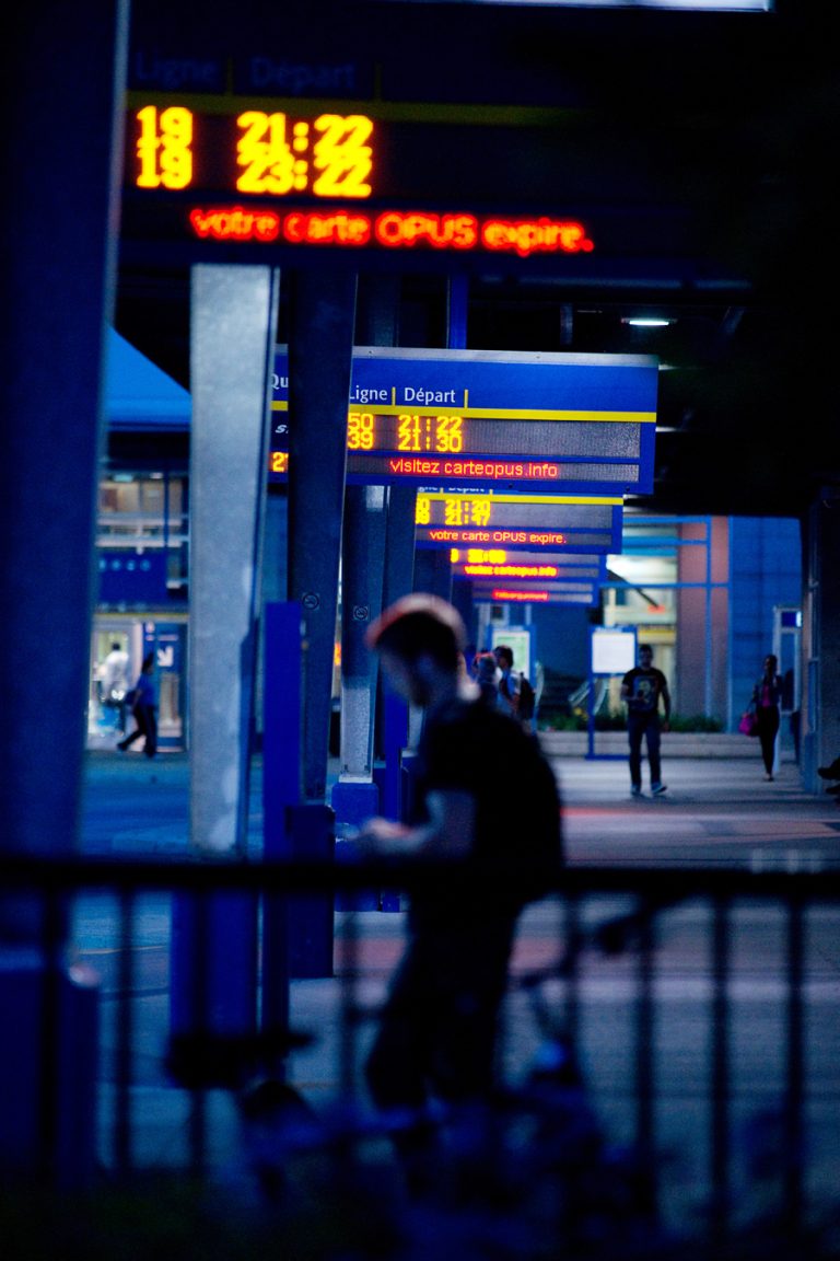 L'énergie solaire devient utile pour les afficheurs de la STL versus les modèles électriques plus anciens.