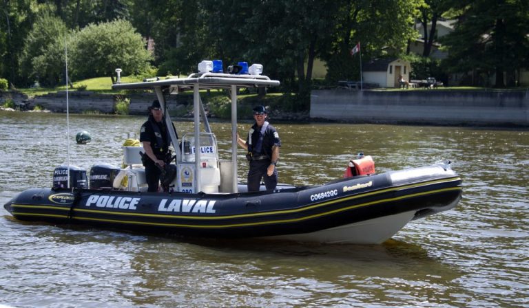 Les policiers sont de retour en uniforme et sur l'eau.