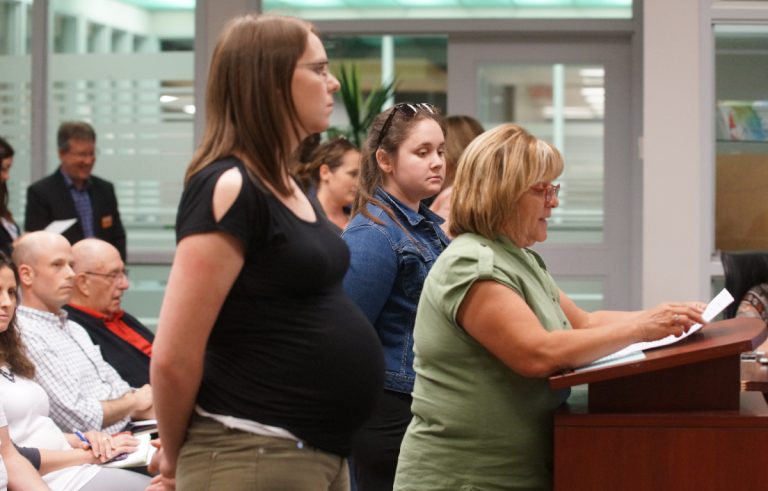 Refus de retrait préventif ou réaffectation aux enseignantes enceintes Micheline Roby était accompagnée de deux futures mamans pour dénoncer l'attitude de la CSDL sur le retrait préventif.