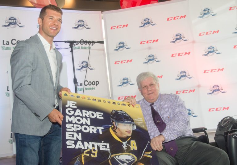 Le président de la Ligue, Denis Baillairgé, pose en compagnie de Jason Pominville.