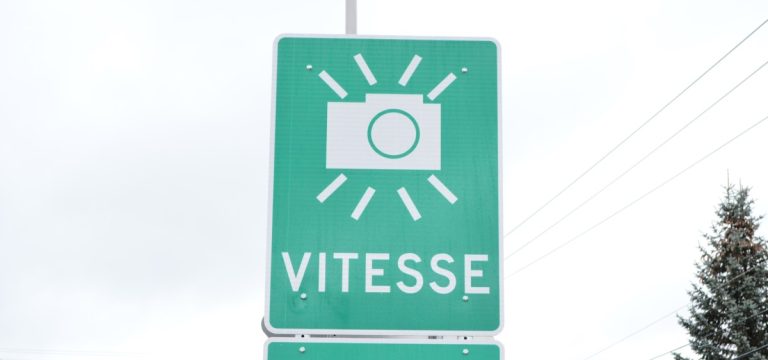 La vitesse et le non-respect des feux rouges ont généré 472 267 $ en constats d'infraction sur le territoire de Laval.