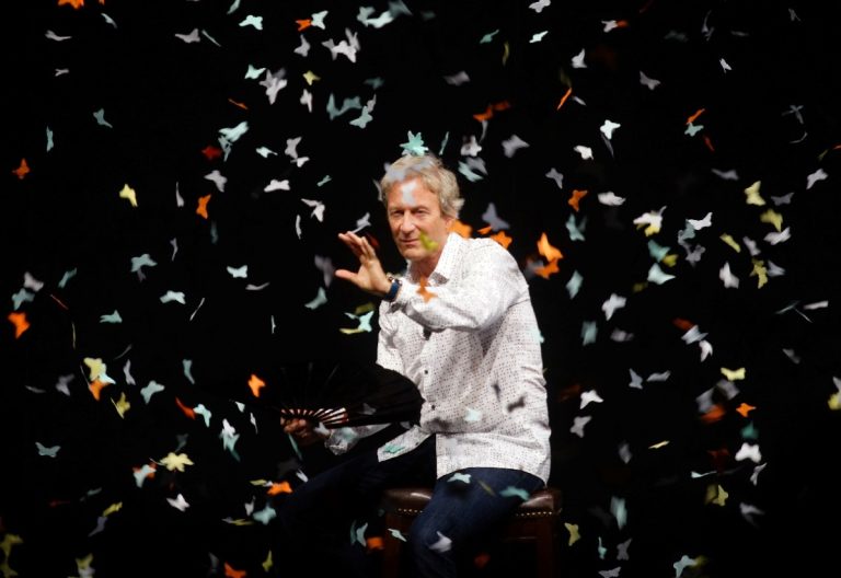 Dans ce nouveau spectacle, Alain Choquette lance plusieurs défis à son public.