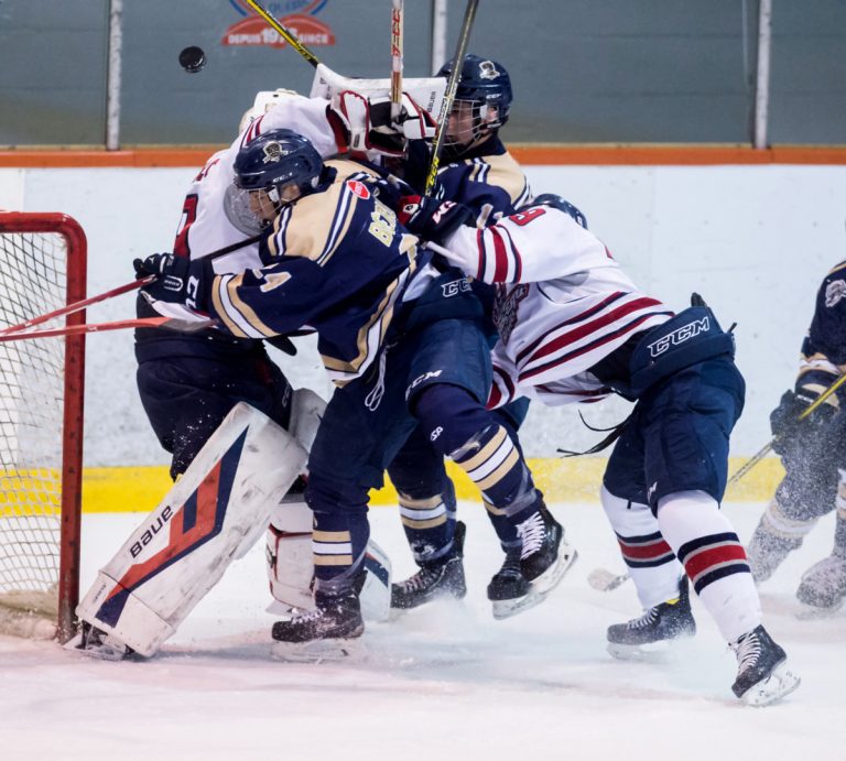 Les coups à la tête causent souvent des commotions cérébrales aux athlètes.