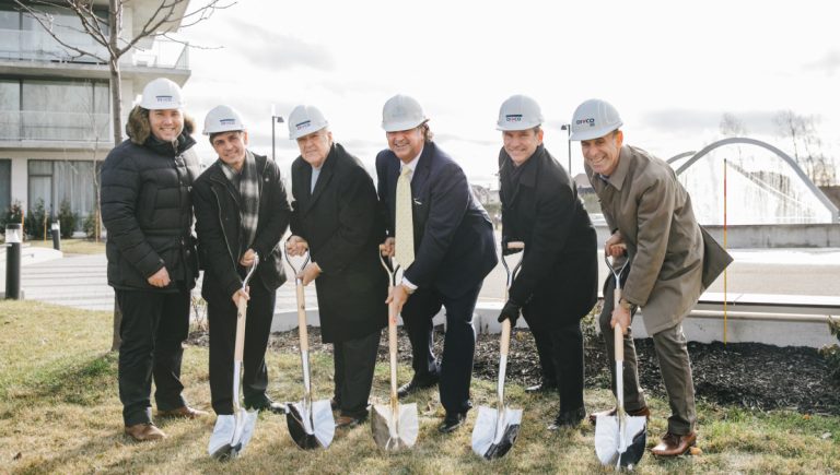 Richard Lieberman, président de Moschelle, Aram Elagoz, conseiller municipal du district Renaud, Giuseppe Monticciolo Sr et Enzo Monticciolo, mentor et président du Groupe Monsap, Alain Serge, président de GAMD et Jordan Aberman, gestionnaire principal chez Divco.