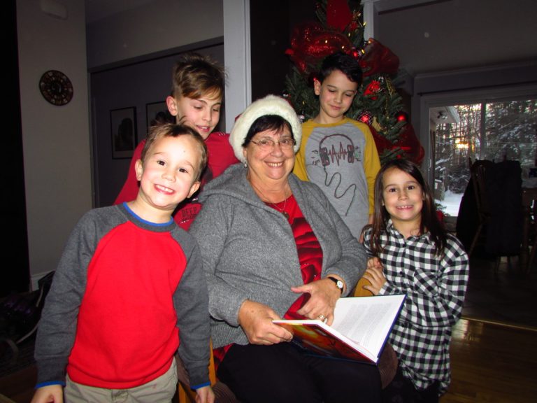Chaque année, l'auteure lavalloise écrit un conte de Noël pour le plus grand plaisir de ses petits-enfants et lecteurs.