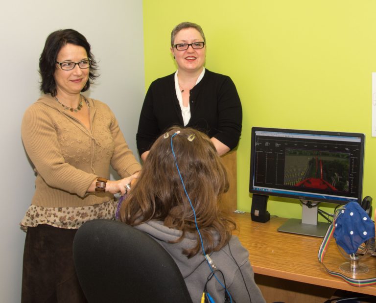 Les participants ayant fait du neurofeedback rapportent moins de symptômes liés au déficit attentionnel affirment els deux femmes.
