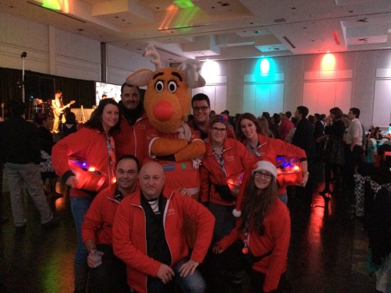 Stéphane Bolduc est responsable de l’équipe de promotion. Lors du samedi le plus achalandé, le 17 décembre, ils étaient plusieurs à sillonner les partys avec la mascotte.