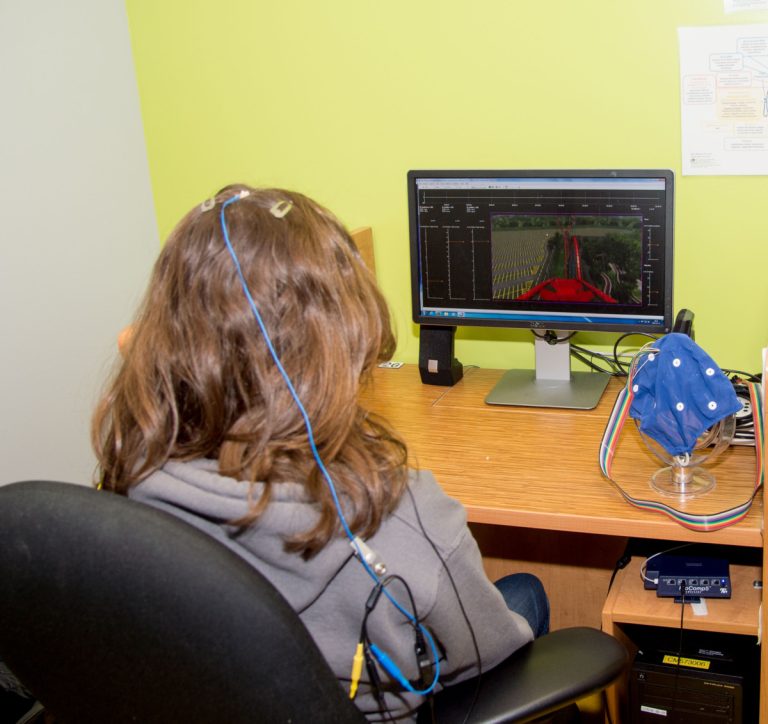 Cinq étudiants transformés grâce au neurofeedback Des étudiants ont livré des témoignages de leur expérience en neurofeedback.