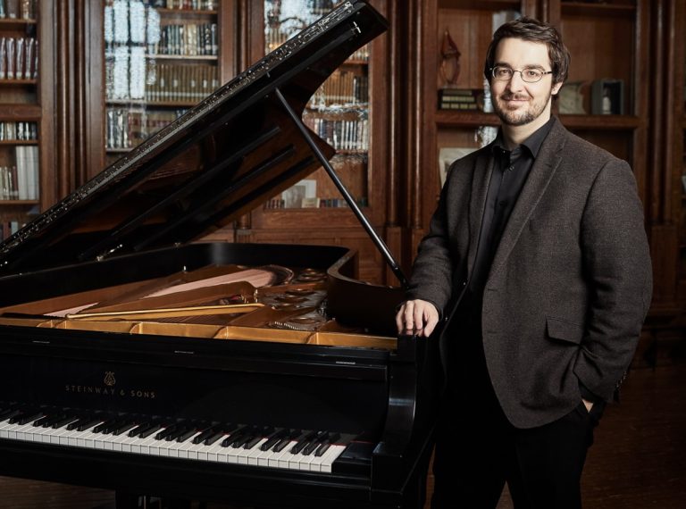 L’OSL et Charles Richard-Hamelin rendent hommage à Glenn Gould Le pianiste Charles Richard-Hamelin est réclamé aux quatre points du globe depuis sa médaille d'argent et son prix Krystian Zimerman pour la meilleure interprétation d’une sonate au Concours Chopin de 2015.