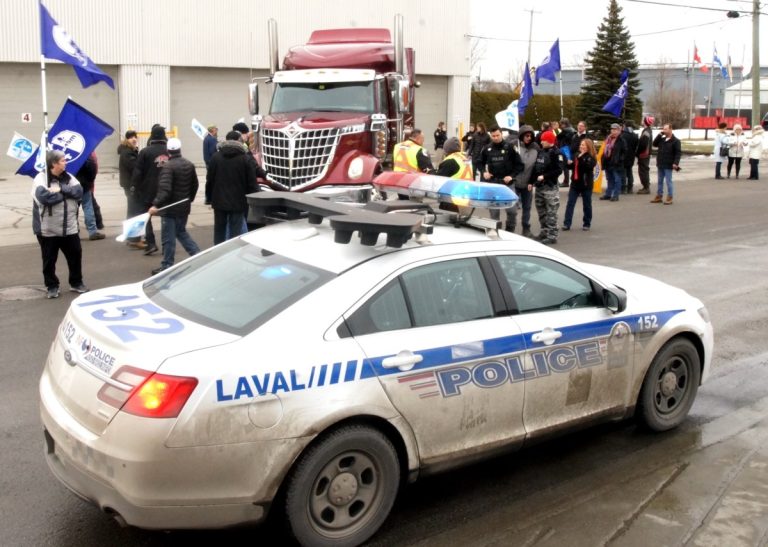 En plein piquetage, les Métallos ont réitéré la nécessité que Québec aille de l’avant avec un amendement aux normes du travail interdisant toute forme de clause-orphelin.