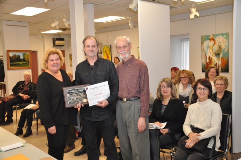 Claude Tousignant adopte principalement l'acrylique comme médium dans ses œuvres aux fortes interactions entre les couleurs.