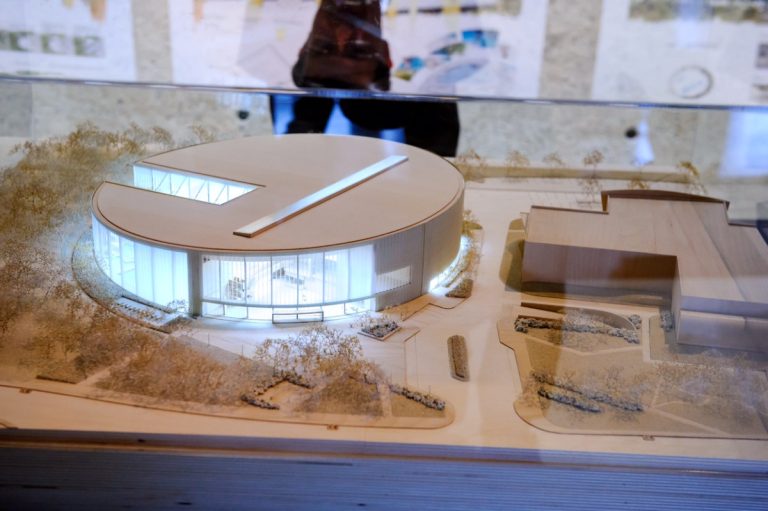 Laval réclame l’aide financière des gouvernements La maquette du futur Complexe aquatique a été exposée à l'hôtel de ville durant le mois d'avril.