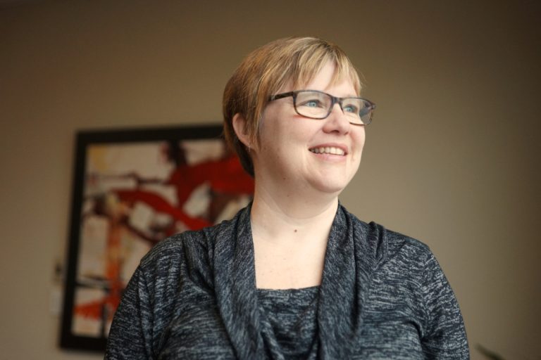 Enseignante en arrêt prolongé de travail, Martine Guillemette a décidé de sortir publiquement à la suite du décès de la petite Maélie, six ans, qui attendait un nouveau cœur au CHU Sainte-Justine.