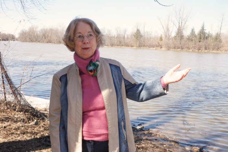 Trois grandes îles: Huguette Larochelle demeure confiante Huguette Larochelle posant devant l'île Saint-Joseph.