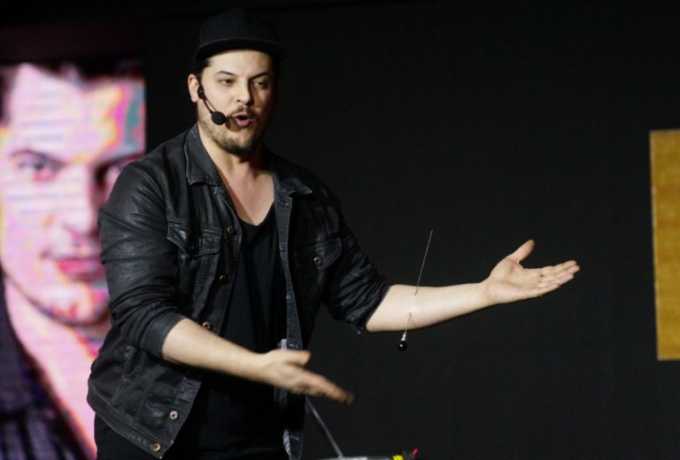 Vincent C en direct du Cabaret C Le talent de Vincent C et son humour irrévérencieux ont gagné le public du Cabaret C.