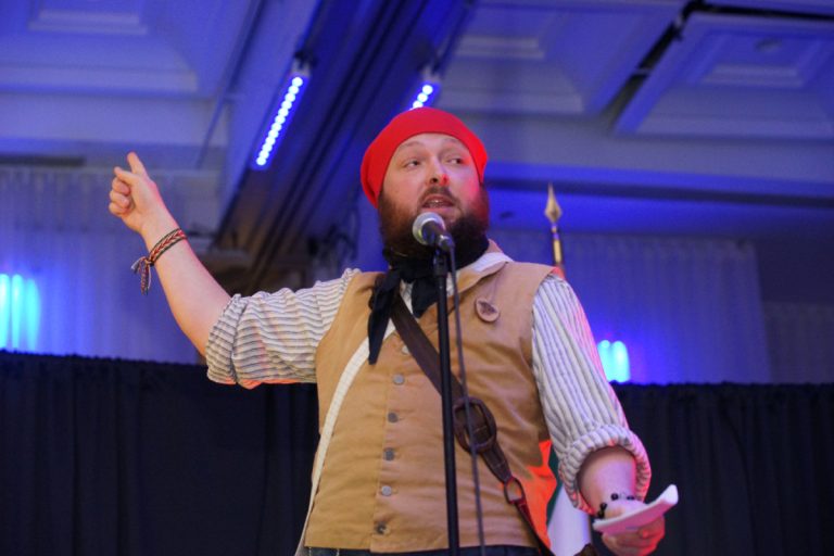 Le conteur Marc-André Fortin a animé le gala en entraînant les jeunes et leurs parents dans l’ère des Patriotes.