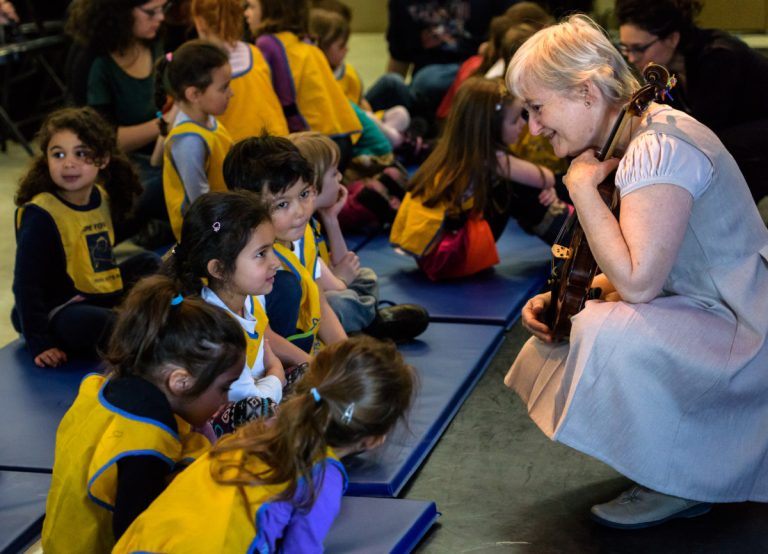 Des enfants du CPE Youpi et Marie-Hélène da Silva, du Moulin à Musique.