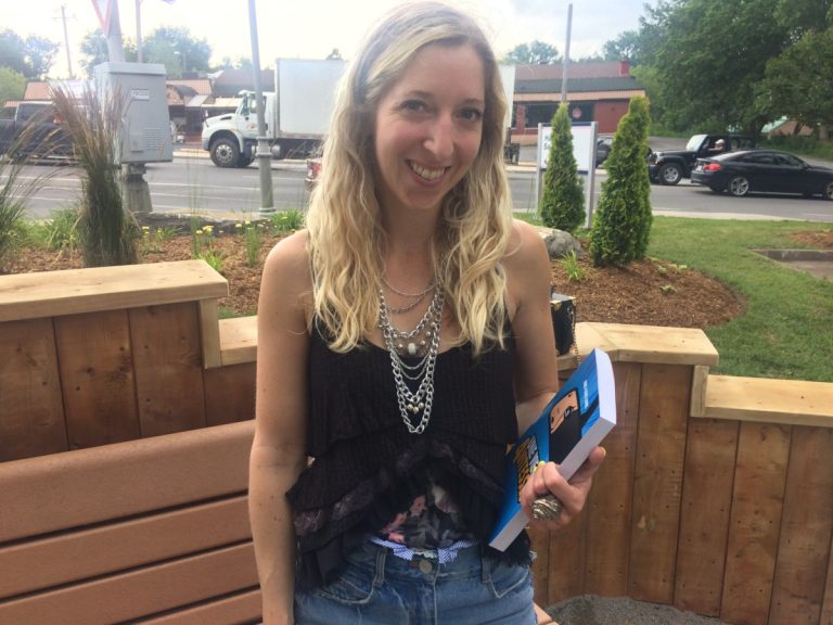 Une auto et quatre vies chambardées selon Anne-Marie Lobbe Les premières réactions sont très positives pour ce premier roman d'Anne-Marie Lobbe.