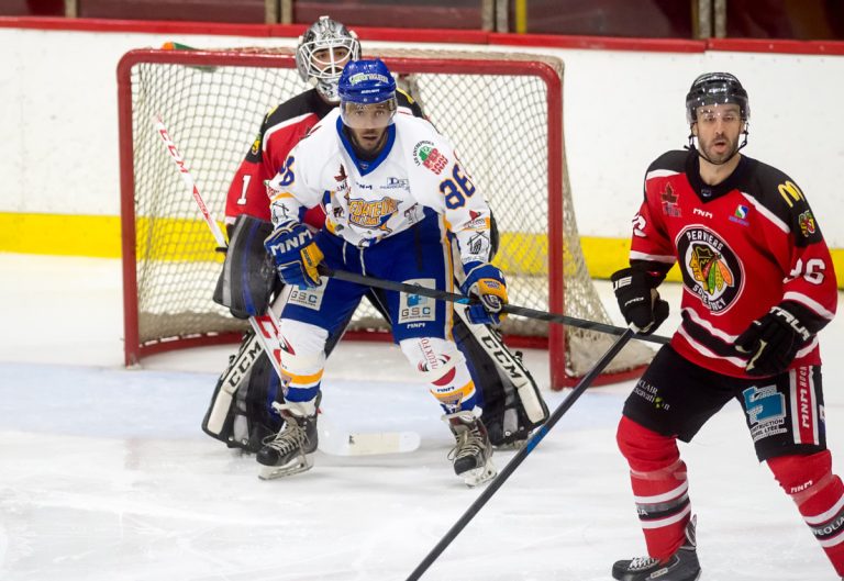 Bagarre générale dans une cuisante défaite des Prédateurs Éric Laplante devra rencontrer le préfet de discipline de la LNAH.