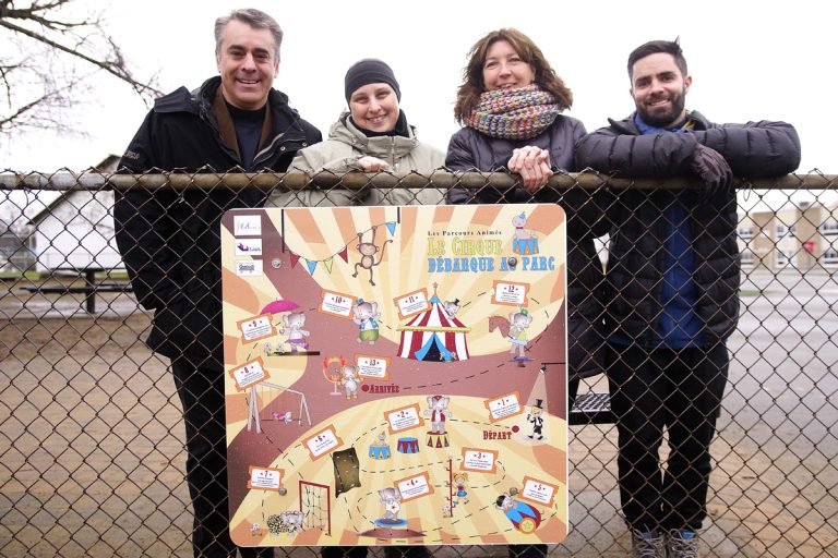 Michel Poissant, conseiller de Vimont, Cindy Boisvert, coordonnatrice de VizAxion, Linda Ouellet, du Bureau coordonnateur de Gaminville, et David Ménard, du Bureau municipal des loisirs #6, ont assisté au dévoilement des pancartes.