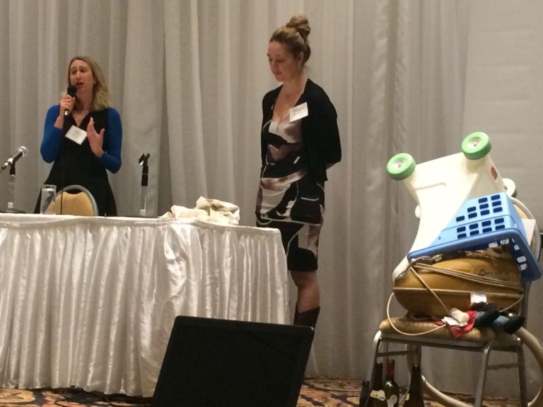 Le Colloque rassemblait des intervenantes de tous les horizons pour jeter les bases d'un plan d'action devant en aide aux femmes en situation de vulnérabilité.