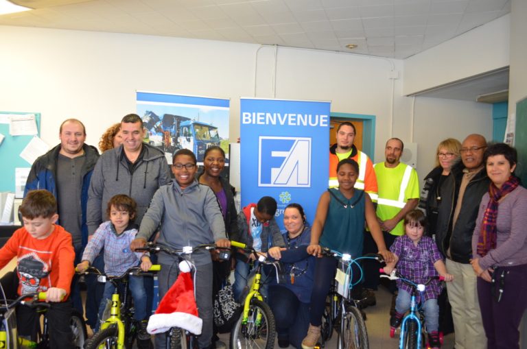 Ces jeunes ont sûrement très hâte de s'élancer sur leur nouveau vélo!