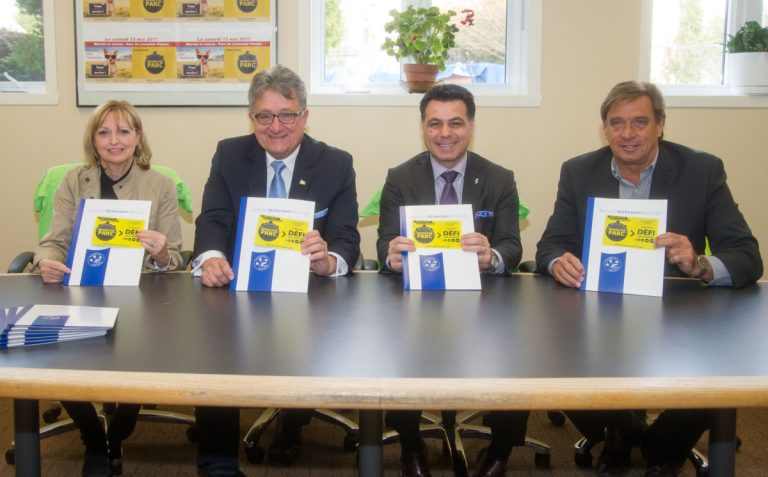 Partenariat entre la Société Alzheimer Laval et Bouge ton parc Lise Lalande, directrice de la Société Alzheimer Laval, Jean Rousselle, député de Vimont, David De Cotis, conseiller de Saint-Bruno, et Michel Reeves, président de Bouge ton parc, ont dévoilé les grandes lignes du partenariat et de l'événement, le 24 avril dernier.