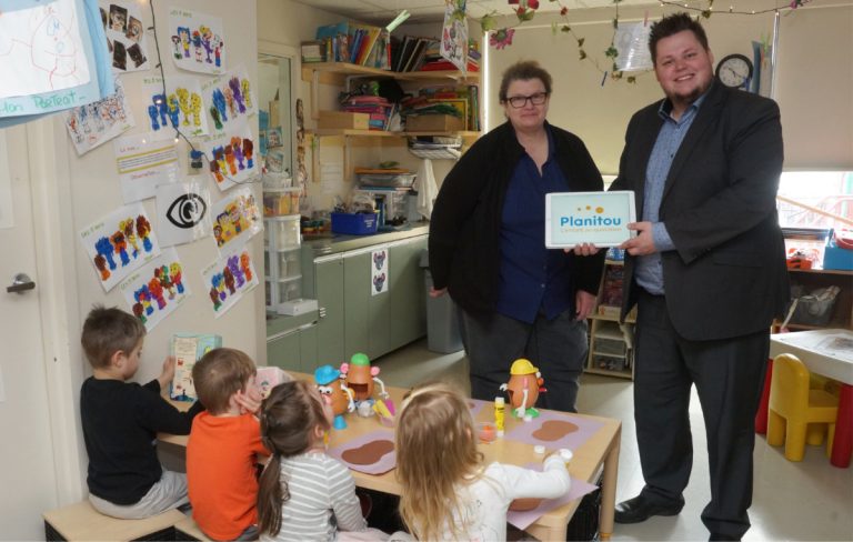 Une application pour les services de garde et les familles Jonathan Thivierge espère que Planitou sera utilisée par d'autres garderies à Laval comme l'a fait la directrice du CPE La Relève, Myriam Taillefer.
