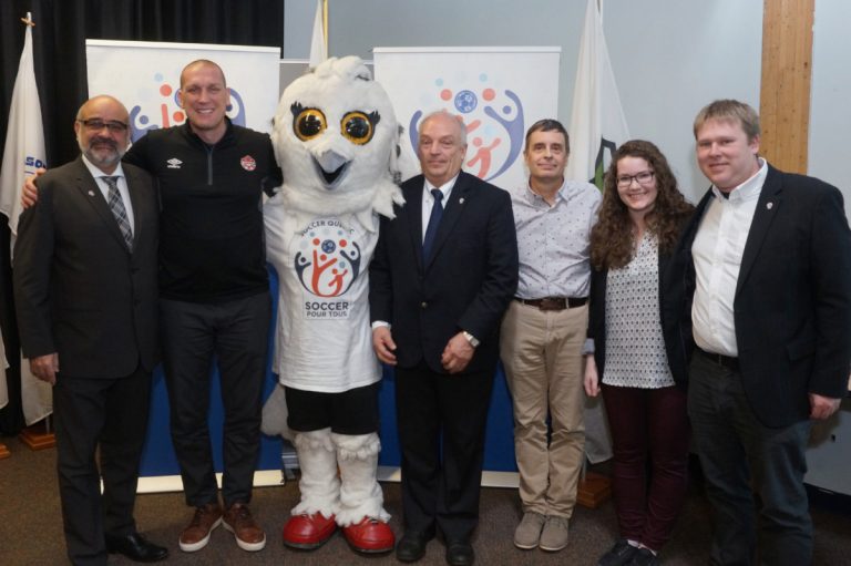 Coup d’envoi de la saison de soccer Le président de la Fédération de soccer du Québec, Pierre Marchand, pose en compagnie de plusieurs partenaires qui ont lancé la semaine du soccer, dont Marie-Ève Simard, de l'ARS Laval.