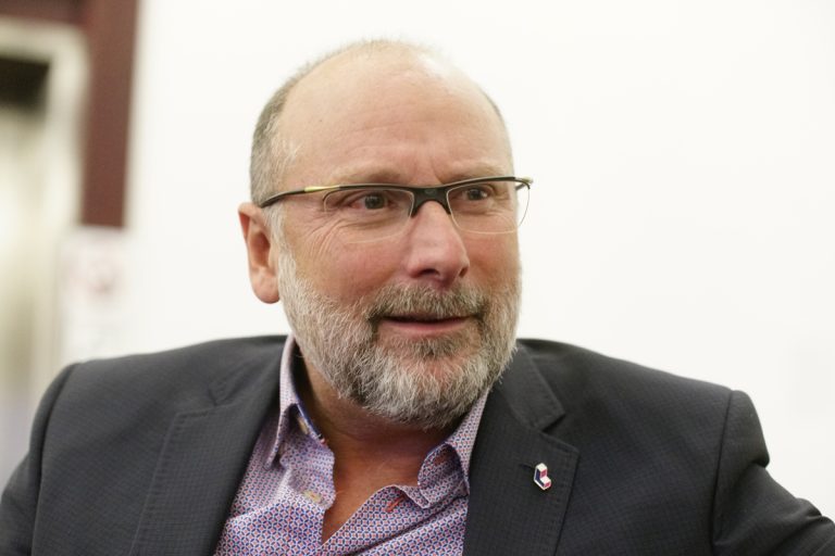 Michel Trottier reproche l’apparence de conflit d’intérêts Michel Trottier n'apprécie pas l'implication d'une ancienne candidate du ML dans la construction d'une école dans un parc.