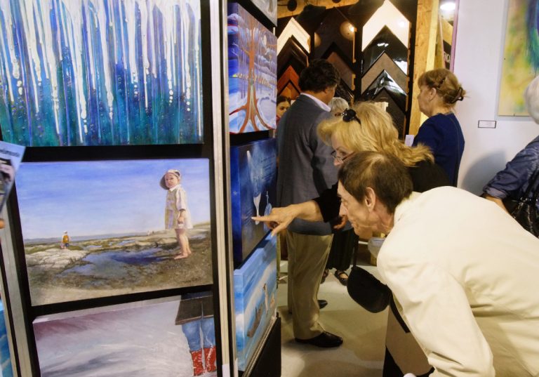 «L’idée de proposer aux artistes de peindre sur cette nécessité humaine qu’est l’eau a plu à tous», avait déclaré Francine Gauthier, présidente des PAV, avant que les visiteurs de l'exposition ne lui donnent raison.
