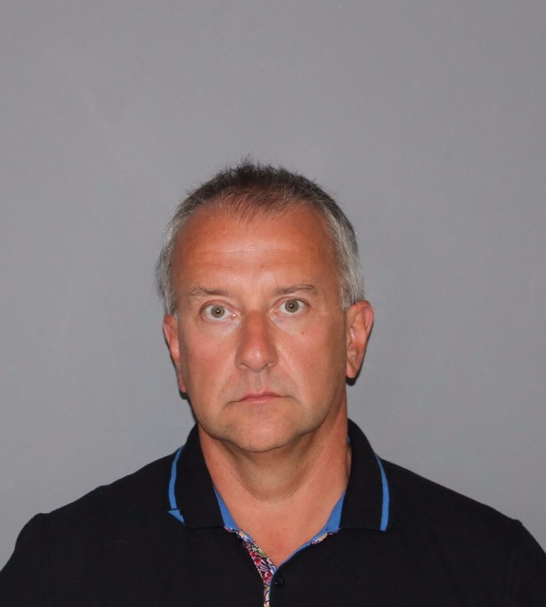 Harold Vallée fait face à trois chefs d'accusation, dont agression sexuelle sur une mineure.