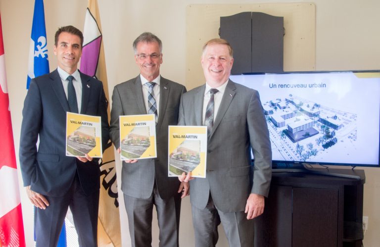 Nicholas Borne, conseiller municipal et président de la Commission de l'habitation et du logement social (CHSL), Guy Ouellette, député de Chomedey, et le maire Marc Demers ont parlé avec enthousiasme de la proposition d'aménagement de la phase 1 de Val-Martin.