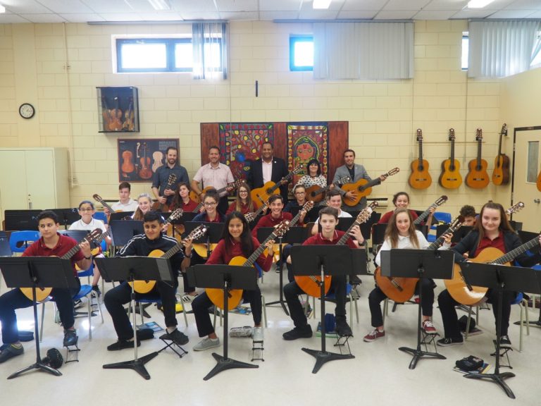 Au fond, de gauche à droite: Frédéric Desbiens et Daniel Racicot, enseignant et directeur de l’école Poly-Jeunesse, Saul Polo, député de Laval-des-Rapides, Michèle Villemure, présidente de la Fondation Droit au Talent et Jean Habel, député de Sainte-Rose.