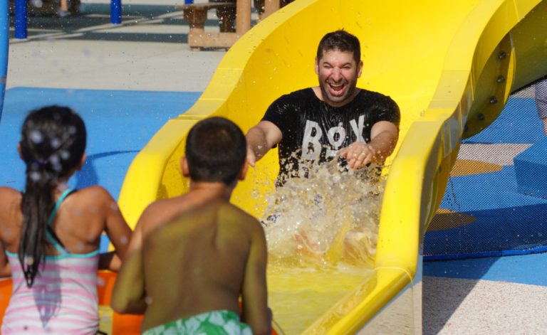 Les jeux d’eau ouverts jusqu’à mercredi Petits et grands se sont rafraîchis dans les jeux d'eau.