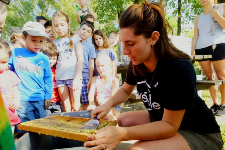 Le Centre de la nature à l’heure de l’apiculture urbaine À l'emploi de la firme d'apiculture urbaine Alvéole, Gabrielle Caron a animé au Centre de la nature un atelier portant sur l'extraction du miel à la main.