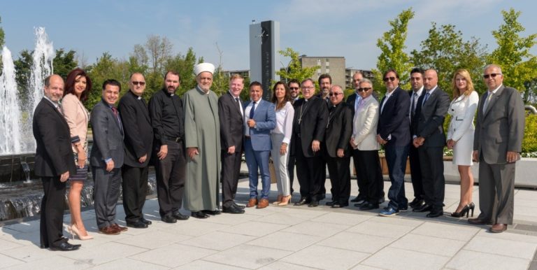 Des représentants de groupes et organismes ethniques en compagnie d'élus lavallois.