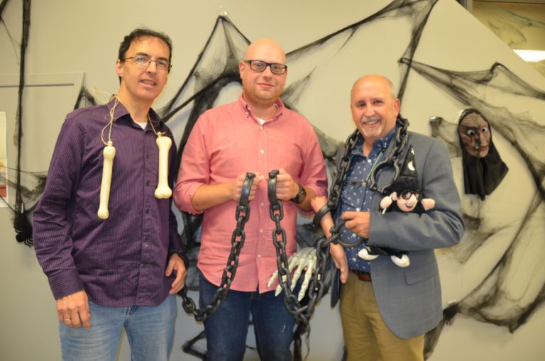 Pierre Anthian, conseiller de Laval-des-Rapides, Maxime Savard, de la Parentèle de Laval, et Daniel Hébert, conseiller du Marigot, invitent les gens à la parade du 29 octobre.