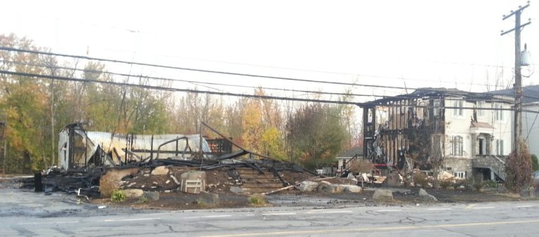 L'incendie a rasé trois bâtiments dans l'ouest de Fabreville, boulevard Sainte-Rose.
