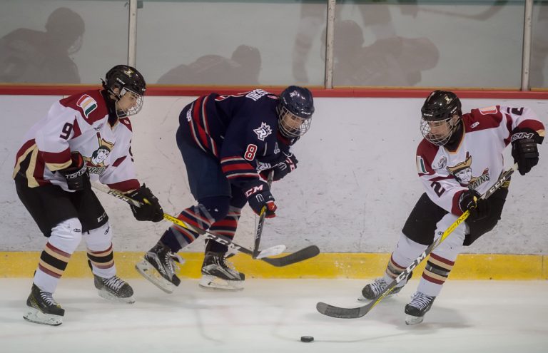 Une fin de semaine à oublier pour le Rousseau-Royal Les Riverains ont mis de la pression sur les joueurs du Rousseau-Royal.