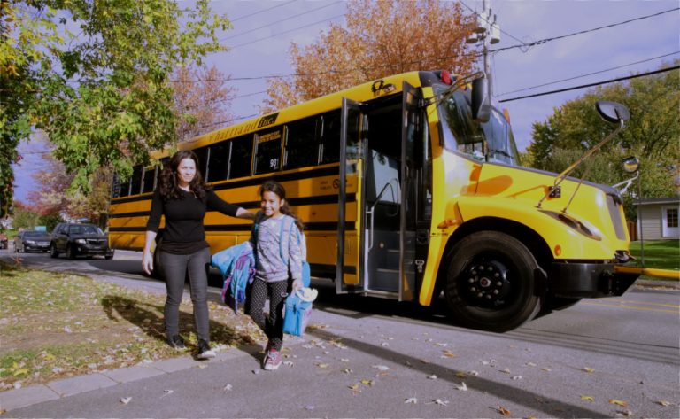 Ses deux filles oubliées par des chauffeurs d’autobus Mylène Lévesque et sa fille Kaili ont vécu de vives émotions.