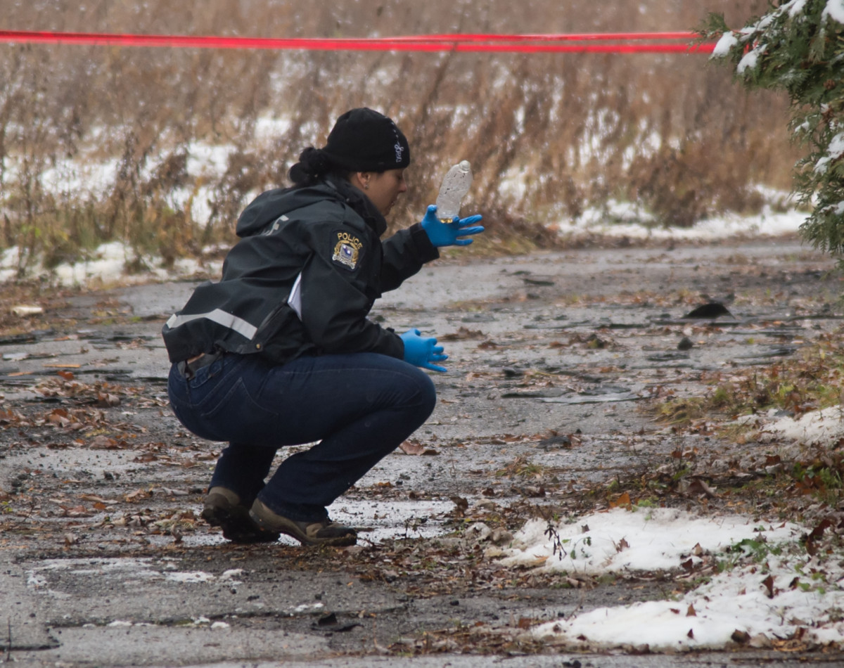 Les enquêteurs de la Police de Laval sont sur les lieux pour trouver des indices.